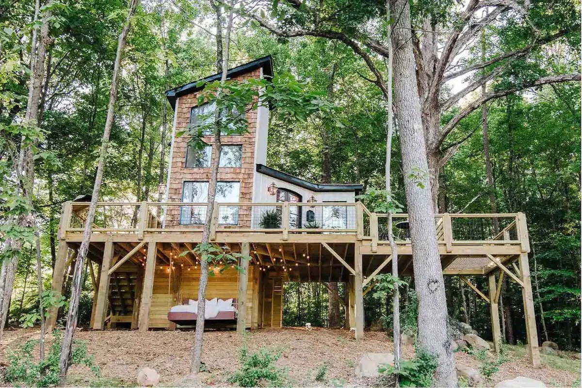 The Carolina Tree House- Charlotte, NC Looking for a relaxing place where you are surrounded by nature in Charlotte, NC? Well look no further! The Carolina Tree House overlooks a small pond which is somber and relaxing while enjoying it from the swinging day bed! How cute would couples photos be here?!